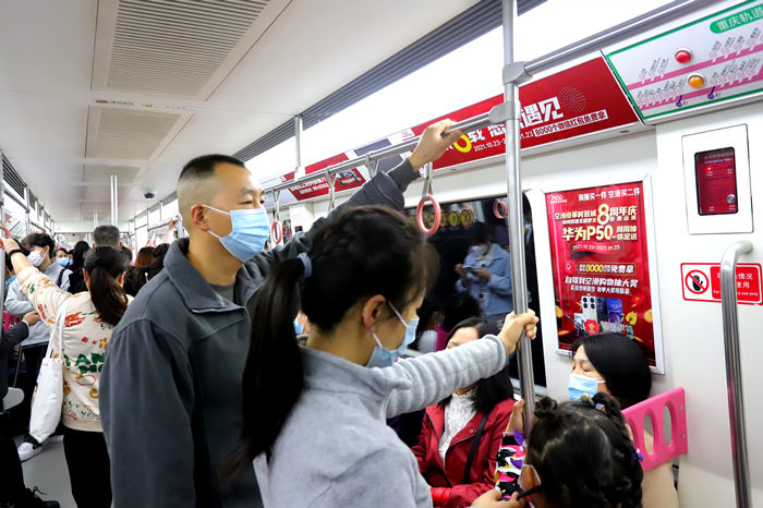 空港皮革城地铁品牌专列广告