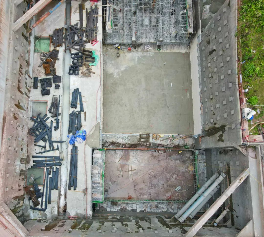 重庆地铁24号线一期工程体量最大明挖车站现场