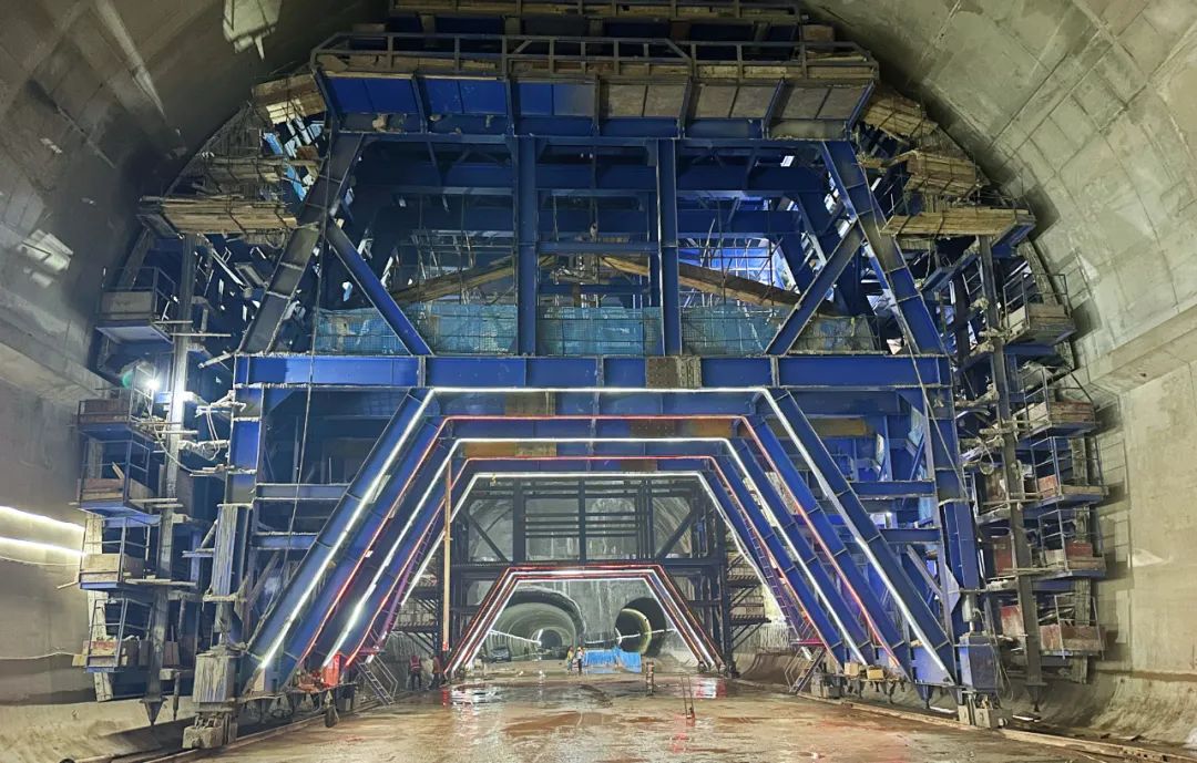 地铁24号线一期工程土建2标地龙湾站施工现场