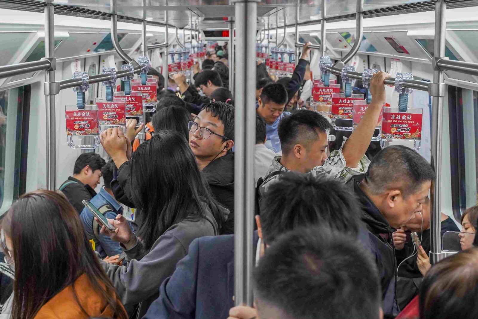 亮娃庭院投放重庆地铁拉手广告场景图
