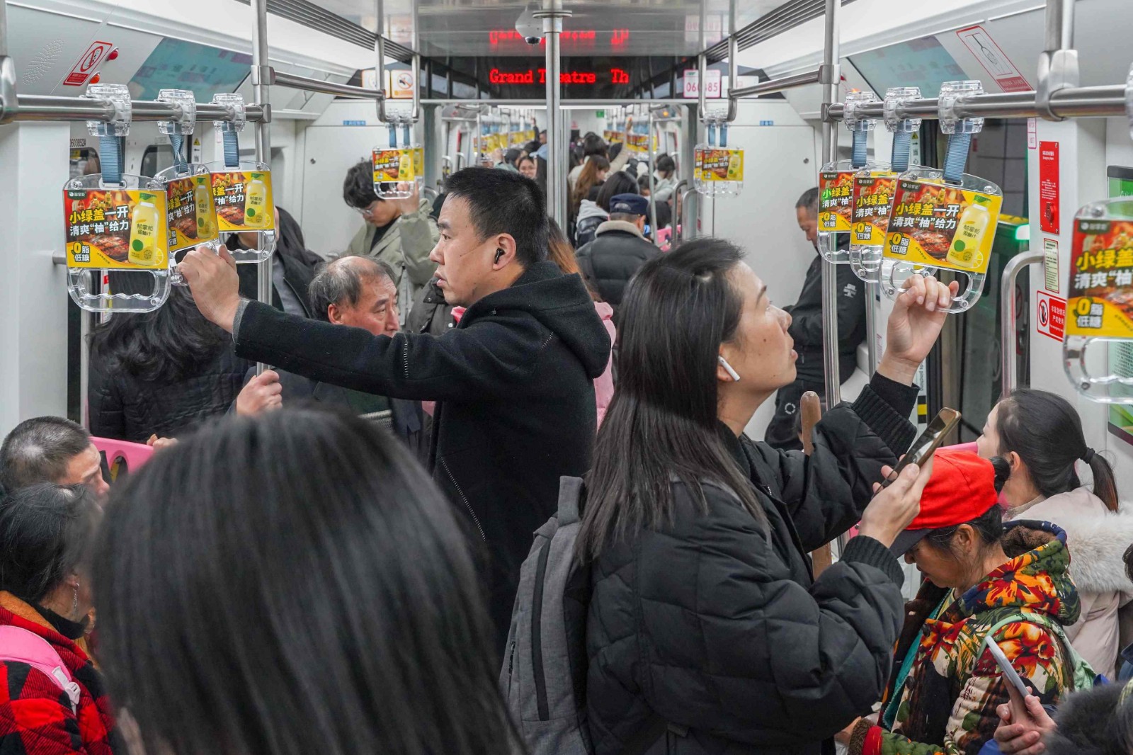 柚掌柜投放重庆地铁车厢拉手广告案例