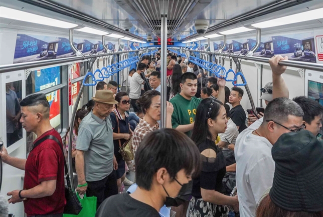 东风奕派汽车投放重庆地铁广告案例实景图