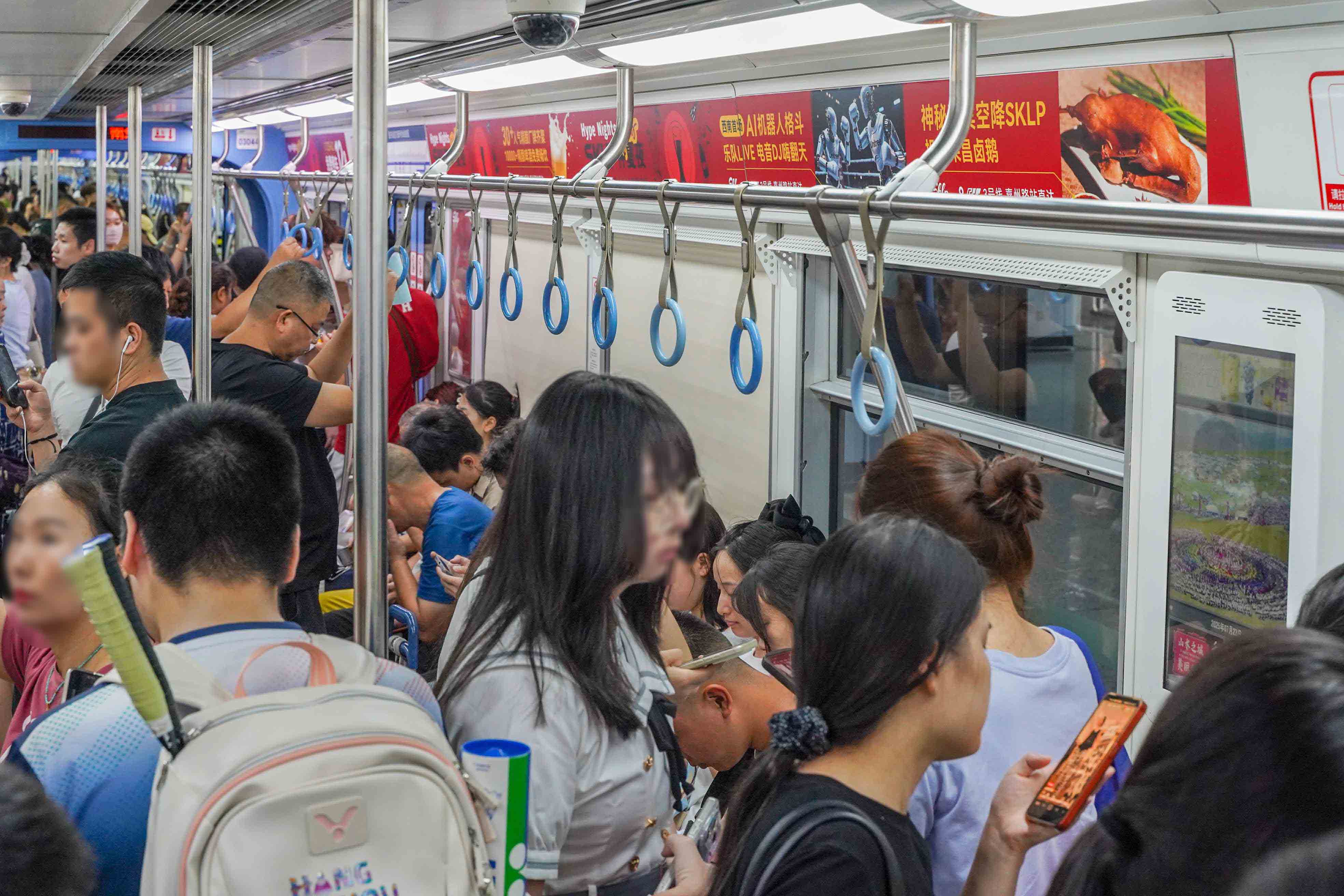 新光里投放重庆地铁车厢广告案例