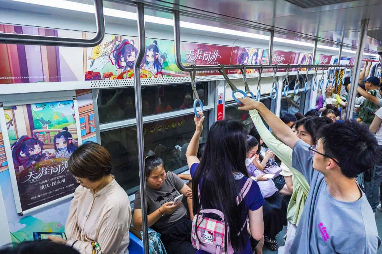 天涯同游光影展投放重庆地铁内包车广告案例