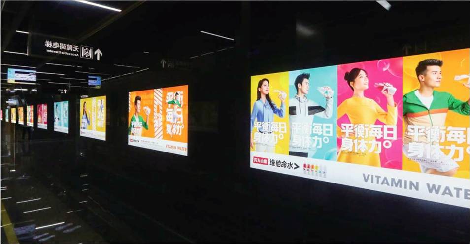 公交十二封灯箱广告