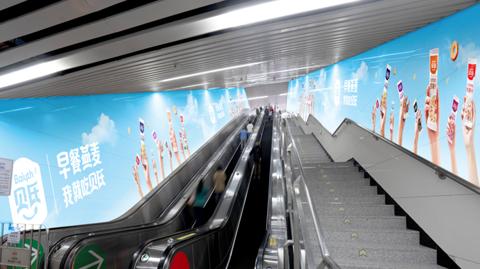 地铁品牌入口广告